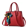Elegante borsa a mano rossa da donna con sciarpa in seta e ciondoli di perle - Rosso