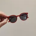 Lunettes de soleil rondes rouges vintage pour enfants avec verres foncés en main - Bourgogne/Verres Noirs