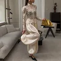 Pantalón bombacho de satén champán brillante con silueta fluida y diseño de talle bajo - S / Albaricoque