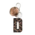 Llavero letra D con estampado de leopardo, pompón de peluche marrón y aro de plata - Letra Mayúscula-D(20050)