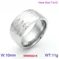 Bague large minimaliste en acier titane martelé avec finition argent poli pour hommes et femmes - Taille 7 / Style de Bande Large Martelée (KR85522-K) / Largeur 10mm / Acier