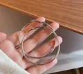 Minimalistische silberne Creolen-Ohrringe in der Hand gehalten zur Größendarstellung - Silber Creolen Stil (1#) / 6CM Durchmesser / Silber