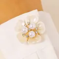 Elegante gemelo decorativo de flor de perla blanca para vestido formal de estilo francés - Estilo de Pétalo con Textura de Concha (4023) / Pieza única