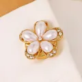 Elegantes gemelos de flor con perlas doradas y detalles de cristal para ropa de mujer - Estilo de Flor de Cinco Pétalos de Perla Gota de Agua (4082) / Pieza única