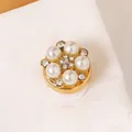 Elegante gemelo floral dorado con perlas blancas y centro de diamantes - Estilo de Racimos de Cinco Perlas (3021)