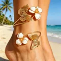 Juego de tobilleras boho doradas con mariposa y flores blancas para las vacaciones. - Juego de Dos Piezas Mariposa Pétalo Blanco (DZ-089)