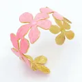 Eleganter Armreif aus vergoldetem Edelstahl mit rosa emaillierten Fünfblatt-Blumen - Fünfblättrige Blumenform (KB213904-SP) / Rosa