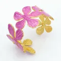 Französischer Armreif aus vergoldetem Edelstahl mit fünfblättriger rosa Emaille-Blume - Dreifach-Blumen-Link-Stil (KB213905-SP) / Hellrosa