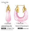 Vista dettagliata di orecchini a U in resina rosa e acciaio inossidabile dorato con misure. - Stile a U (JDE0307032-PK) / Rosa