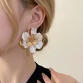 Grandi orecchini a fiore in metallo plissettato con petali bianchi perlati da donna - Orecchini (HE32791) / Bianco