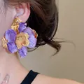 Elegante orecchino a fiore in metallo viola e oro con trama stropicciata da donna - Orecchini (HE32791) / Viola