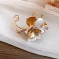 Elegante bracciale rigido aperto dorato con un grande fiore in smalto bianco plissettato - Bracciale (HB5712) / Bianco