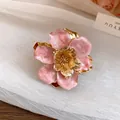 Elegante anello con fiori in smalto rosa con finitura in metallo dorato plissettato - Anello (HR3343) / Rosa