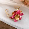 Elegante bracciale rigido dorato con un grande fiore in smalto rosa vibrante - Bracciale (HB5712) / Rosa Rosso