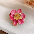 Squisito anello a fiore in smalto rosa con petali dorati pieghettati, gioiello firmato elegante. - Anello (HR3343) / Rosa Rosso