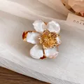 Anello a fiore in metallo con petali in smalto bianco e finitura dorata minimal - Anello (HR3343) / Bianco