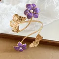 Elegante gouden armring met vlinder en paarse emaille bloem voor een zoete look - Paars