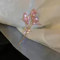 Elegante spilla floreale con calle in smalto rosa e stelo dorato su velo bianco - Spilla N. 4 - Viola-rosa