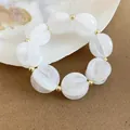 Elegante pulsera bohemia de cuentas de mármol acrílico blanco con toques dorados - Pulsera / Blanco