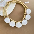 Elegante collar boho de cuentas doradas con grandes óvalos de acrílico blanco estilo resort - Collar / Blanco