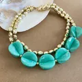 Collar bohemio de doble capa con discos de acrílico verde azulado y cuentas doradas - Collar / Verde claro