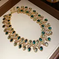 Vintage goldfarbene Luxus-Kette mit grünen Harz-Ovalen und glitzernden Strasssteinen - Grün