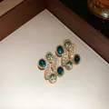 Luxuriöse Vintage-Ohrstecker mit smaragdgrünen Harz-Cabochons und Strasssteinen - Gold-Grün