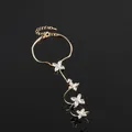 Elegante bracciale anello con fiori in zircone dorato e petali di cristallo lucente - Oro con Fiore