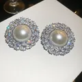 Elegante vintage zilveren oorknopjes met grote parel en fonkelende kristallen in bloemvorm - Stijl 39 (HE32568)