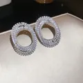 Elegante zilverkleurige ovale oorbellen bezet met fonkelende baguette geslepen zirkonia - Stijl 42 (HE32568)