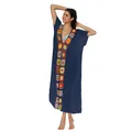 Vista detallada del vestido de playa azul marino con un vibrante patchwork de crochet - Talla única / Tops / Azul Marino