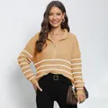 Detail von Metallring-Reißverschluss und weißen Streifen auf ingwerfarbenem Strickpullover - Einheitsgröße / Gelb