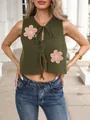 Détails de maille d'un gilet vert court avec broderies florales roses et liens frontaux - Vert Militaire