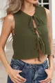 Dettaglio del gilet in maglia verde militare con tre lacci frontali e trama a coste - Verde militare