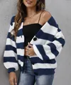 Detalle de cárdigan de punto a rayas azules y blancas con botones negros grandes delante - S / Tops / Azul