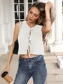 Primer plano del chaleco de punto blanco con delicados lazos frontales de moda femenina - S / Tops / Blanco