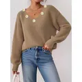 Pull en maille côtelée kaki à col en V orné d'applications de marguerites blanches - S / Camel