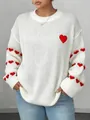 Dettaglio macro del maglione bianco a maglia grossa con ricami a cuore rosso sulle maniche - 1XL / Top / Bianco