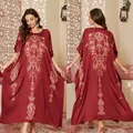Robe longue caftan bordeaux avec motifs floraux dorés et manches chauve-souris - Taille unique / Rouge Ambre