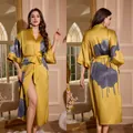 Peignoir en satin jaune gingembre avec imprimé floral bleu gris et ceinture assortie - Jeune Fille au Lotus du Coucher du Soleil
