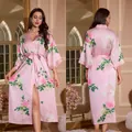 Peignoir kimono en satin rose avec imprimé pivoine et manches trois-quarts pour femme - Branche Verte et Rose Pêche