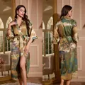 Peignoir en satin marron doré pour femmes avec imprimé de paysage oriental traditionnel - Pavillon Céleste