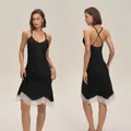 Elegante vestido de satén negro con dobladillo de encaje blanco y espalda cruzada - S / Negro