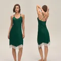 Camisón de satén verde oscuro con ribete de encaje blanco y tirantes cruzados - S / Verde Oscuro