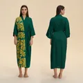 Peignoir kimono en satin vert foncé avec grands motifs floraux jaunes et ceinture - Vert Foncé avec Imprimé Floral Jaune