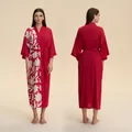 Peignoir kimono long en satin rouge avec imprimé feuilles tropicales et ceinture - Rouge avec Imprimé Feuilles Blanches