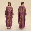 Robe Caftan ample violette avec imprimé baroque doré élégant et manches longues - Motif Pourpre Impérial (ZP3946)