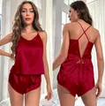 Burgunderrotes Pyjama-Set aus Eisseide für Damen mit V-Ausschnitt und kurzen Hosen - S / Oberteil Und Unterteil / Burgunderrot