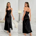 Nuisette élégante en soie glacée noire avec dentelle col V et bretelles croisées - Noir