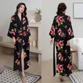 Peignoir kimono en satin noir avec de grandes roses roses et une ceinture assortie - Éclat de l'étang d'encre